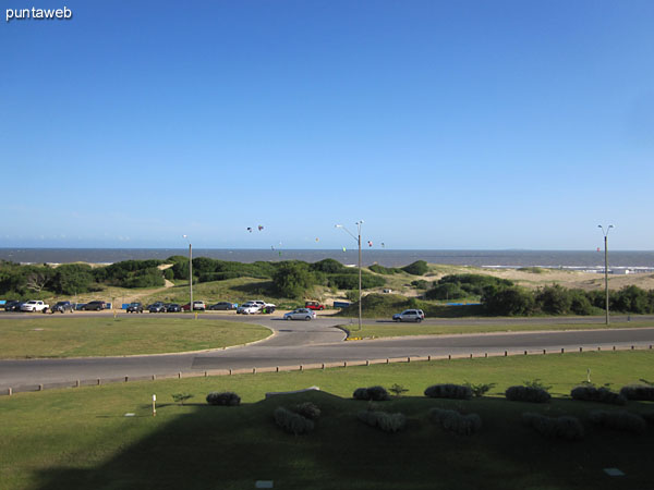 Vista desde el balcn terraza al frente del apartamento hacia el suroeste aprecindose el bloque uno y la playa Brava. 