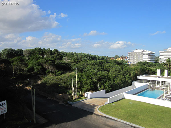 Vista hacia la playa Brava desde el extremo del balcón terraza junto al dormitorio principal.