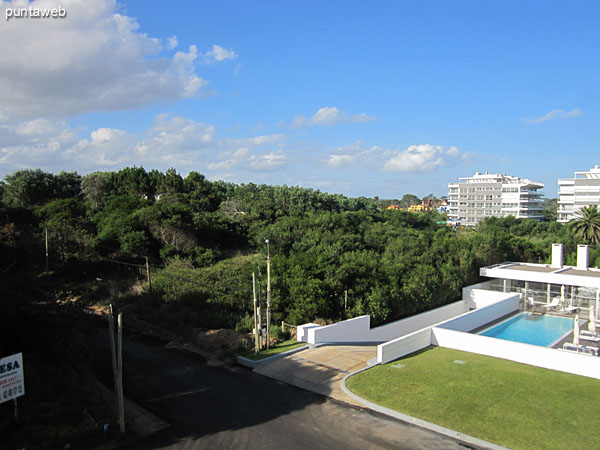 Vista hacia la playa Brava desde el extremo del balcn terraza junto al dormitorio principal.