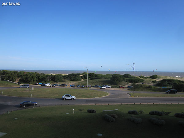 Fachada del edificio en dos bloques ubicado en la parada 31 de la playa Brava.<br><br>El apartamento es un tercer piso esquinero sobre el bloque de la derecha de la imagen con vista al mar.