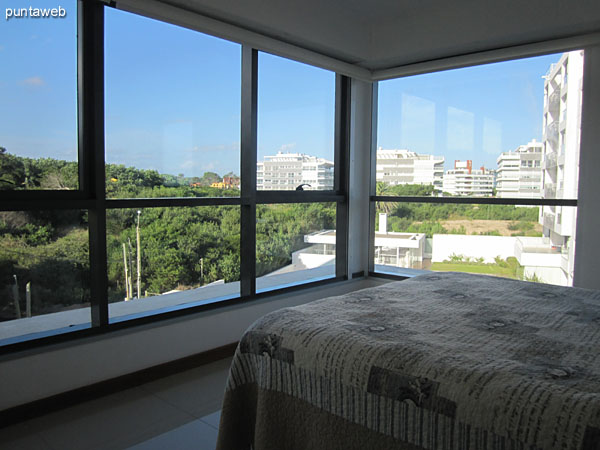 Detalle de la cama matrimonial de la suite principal.<br><br>Al igual que los otros dormitorios y el living comedor, ofrece acceso al balcón terraza en L del apartamento.