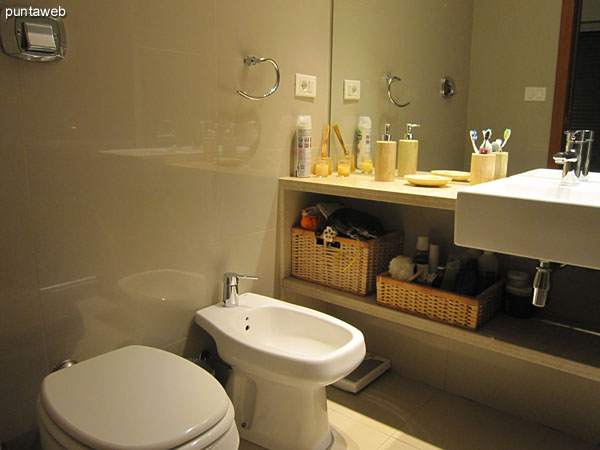 The bathroom of the master suite is equipped with shower and bath screen.
