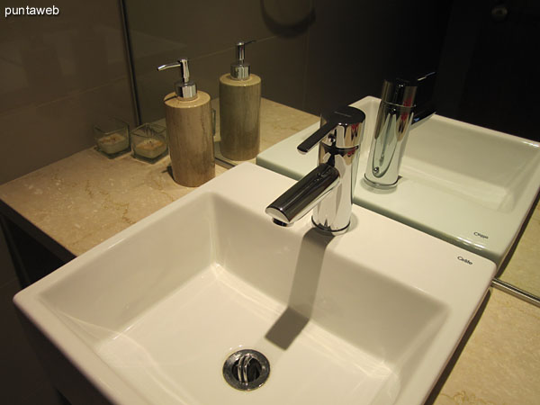 Detail of faucets and bathroom fixtures of the second suite.