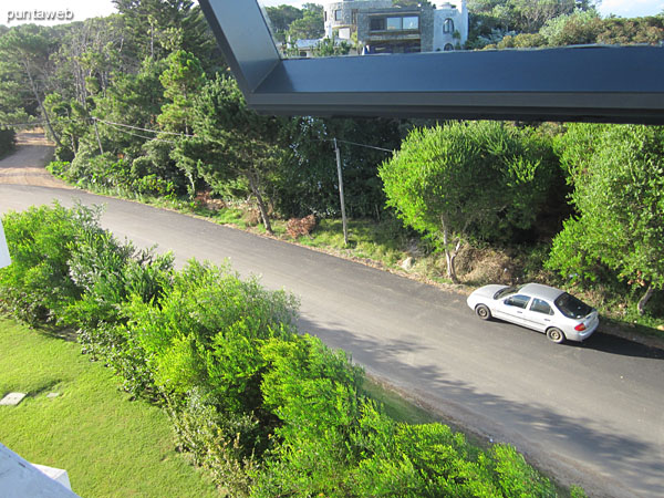 Vista hacia el norte sobre entorno de barrio residencial desde la ventana del dormitorio de servicio.