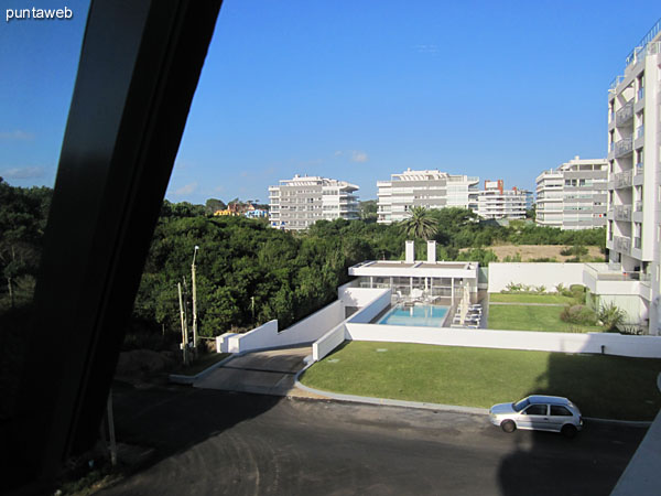 Vista hacia el norte sobre entorno de barrio residencial desde la ventana del dormitorio de servicio.