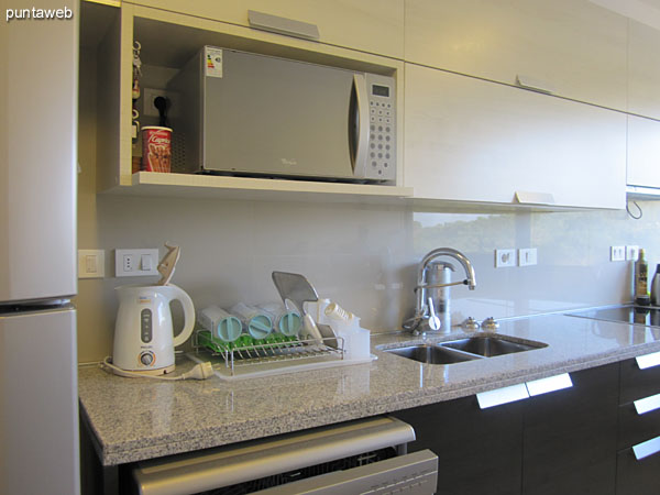 Overview of the kitchen, exterior facing north.<br><br>Equipped with modern furniture under counter with double sink.<br><br>Kitchen equipped with glass–ceramic four–burner stove, oven and extractor.<br><br>It also has a dishwasher, washing machine, refrigerator, microwave oven and a full line of appliances.