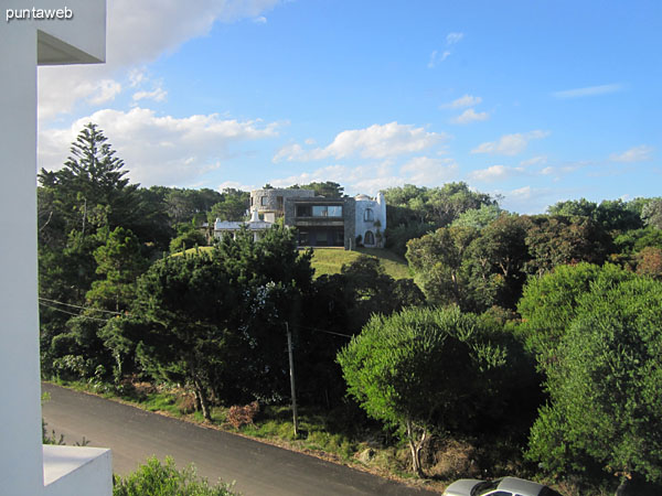 Vista desde la cocina hacia el entorno de barrio residencial.