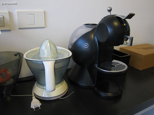 Línea completa de electrodomésticos: tostadora, licuadora, máquina de café expresso, juguera, boyler, etc.
