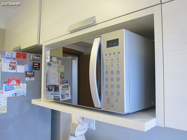 Línea completa de electrodomésticos: tostadora, licuadora, máquina de café expresso, juguera, boyler, etc.