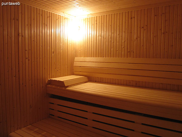 Baños y servicios sanitarios en el sector del sauna.