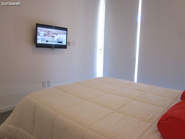 Dormitorio principal con bao en suite. <br><br>Vista desde la ventana junto al balcn terraza hacia el acceso al bao.<br><br>Equipamiento previsto para aire acondicionador y cable.