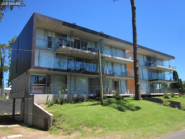 Fachada del edificio, entrada por la fachada este, esquina al noreste. <br><br>Desarrollado en tres plantas en entorno de barrio residencial.