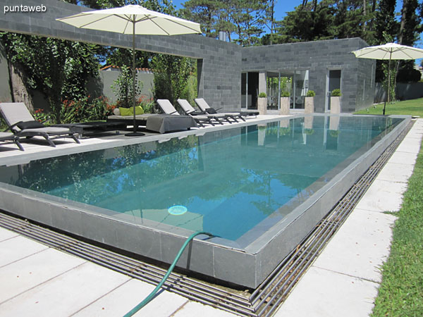 Garden of the building of the building with pool and barbecue.