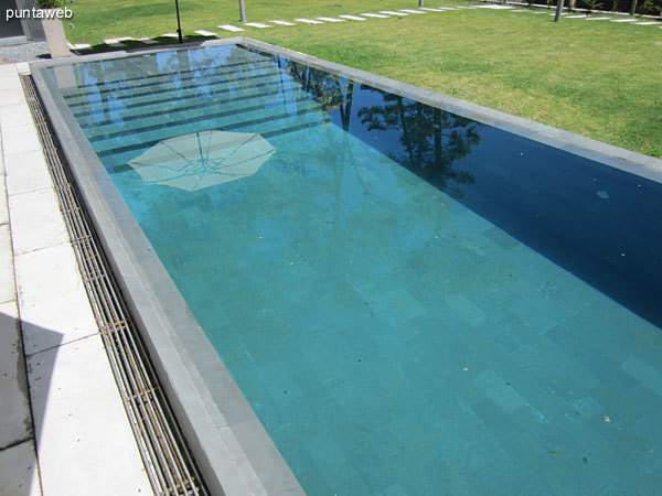 General view of the garden from the western boundary to the barbecue and outdoor sink.