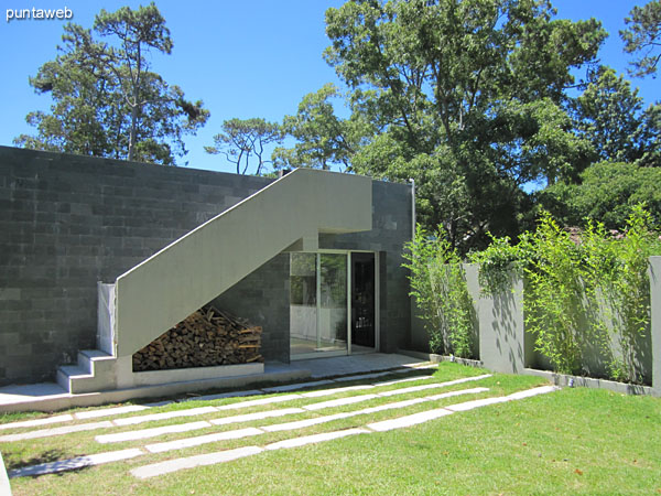 General view of the garden from the rear space to barbecue north.