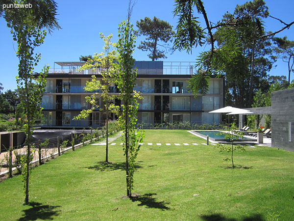 General view of the back of the building from the roof of the barbecue.