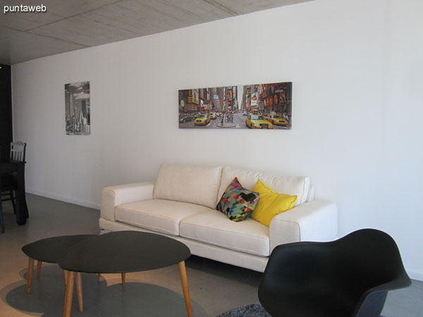 Living room, very bright, equipped with large windows and sliding windows with access to large terrace balcony corrido.