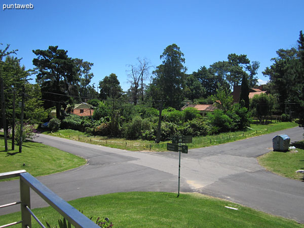 Vista hacia el oeste sobre entorno de barrio residencial desde el pasillo de acceso a los apartamentos.