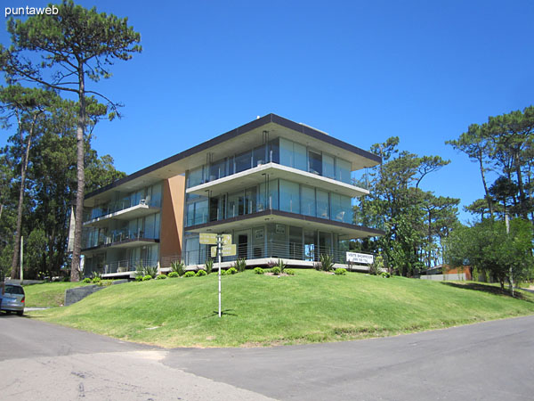 East facade of the building to access.