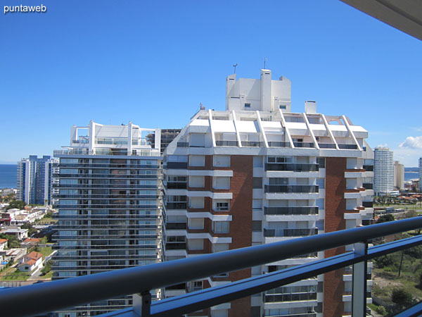 Vista hacia el suroeste desde el balcn terraza del apartamento.<br><br>A la izqiuerda de la imagen la playa Brava.