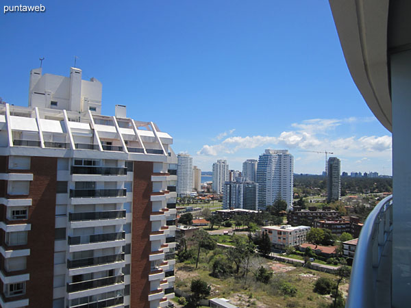 Vista hacia el oeste sobre entorno de edificios desde el balcn terraza del apartamento.<br><br>Al frente el edificio Long Beach.