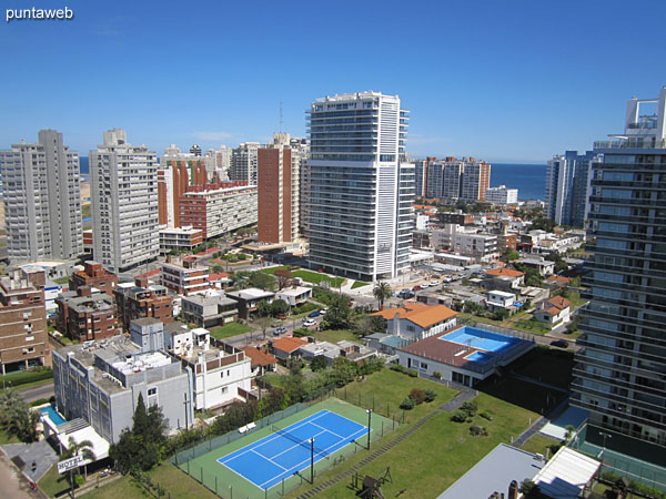 Vista hacia el sur sobre el ocano Atlntico desde el balcn terraza del apartamento.