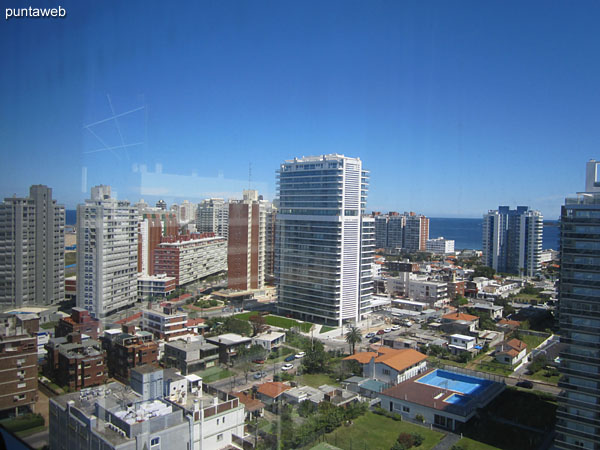 Vista hacia el sur sobre la playa Brava desde la ventana de la suite.