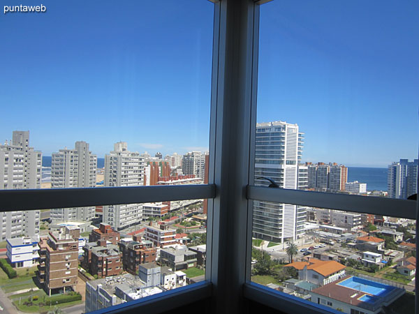 Vista hacia el oeste sobre el entorno de edificios desde la ventana de la suite.