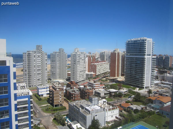 Amplios placarares del piso al techo en el segundo dormitorio.