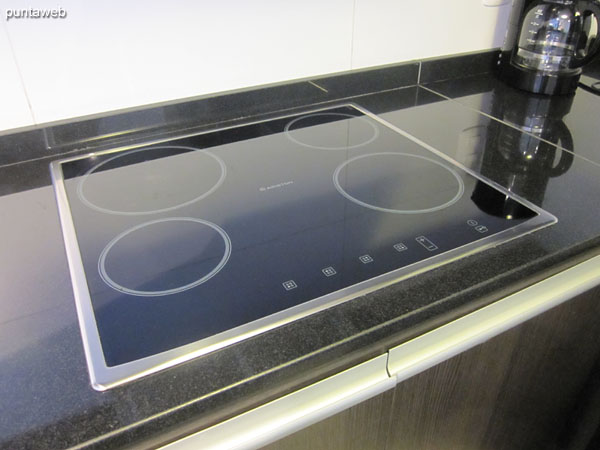 Detalle de la disposici�n del horno microondas en la cocina.