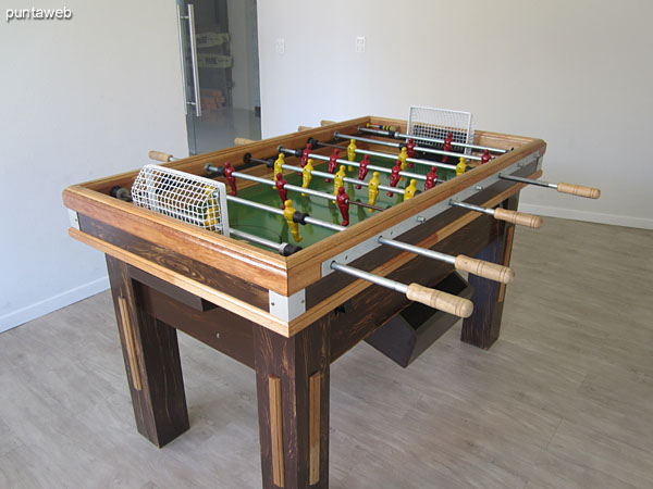 Mesa de ping–pong en las salas de juego en planta baja.