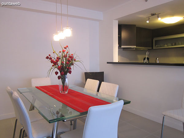 Access to the apartment. In the foreground the dining room and the background image kitchen with integrated bar.