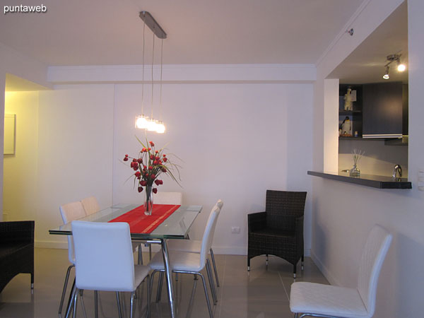 Dining room in the living room arranged along the kitchen bar.<br><br>Conditioning with important table in glass and metal lined six seats.