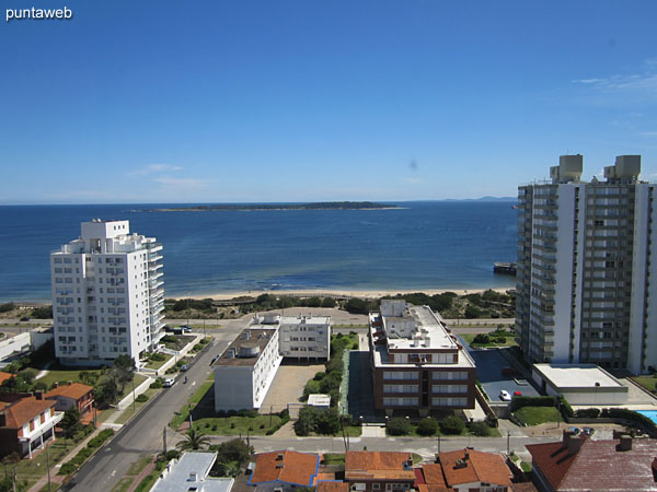 Vista desde el espacio de comedor hacia el interior del ambiente de estar.