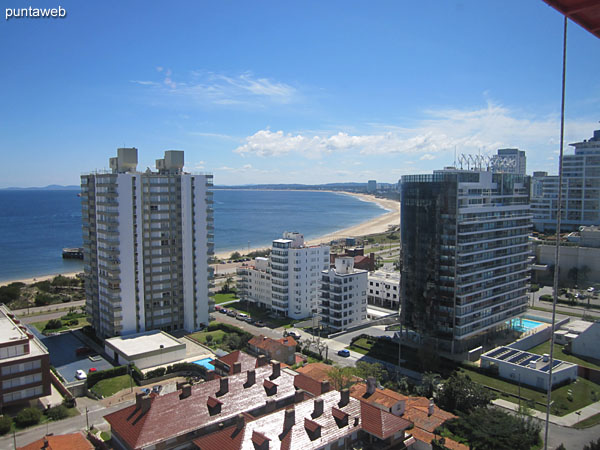 Vista desde el balcn techado y cerrado hacia la playa Mansa en direccin suroeste.