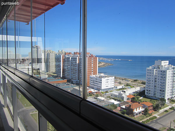 Vista desde el balcn techado y cerrado hacia la playa Mansa en direccin noroeste.