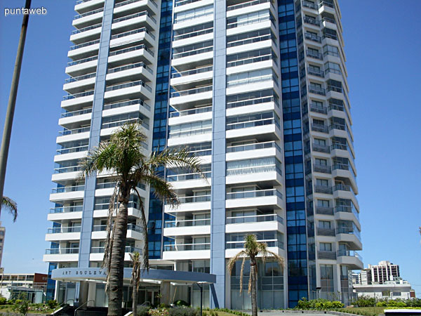 Vista del lateral norte del edificio desde el sector de pileta al aire libre.