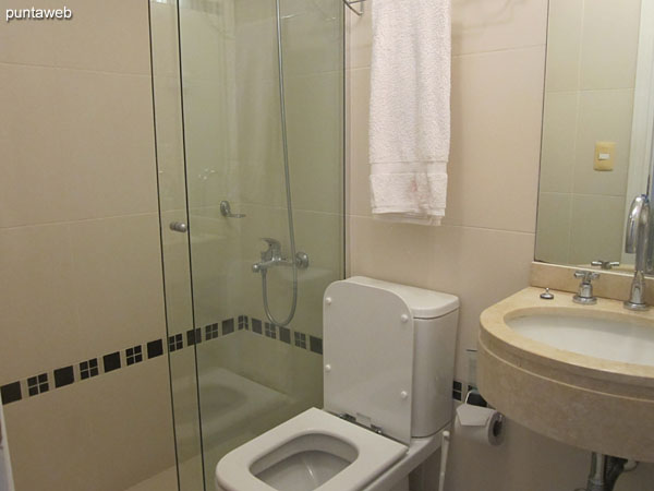 Baño en el segundo piso del dúplex. Interno, equipado con ducha y mampara de baño.