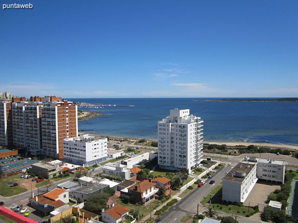 Ventanales de piso a techo en el segundo piso del dplex.<br><br>Permiten acceso a terraza exclusiva con hermosas vistas a la baha de Punta del Este.