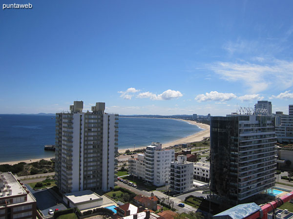 Vista hacia la baha de Punta del Este desde la terraza del segundo piso del dplex.