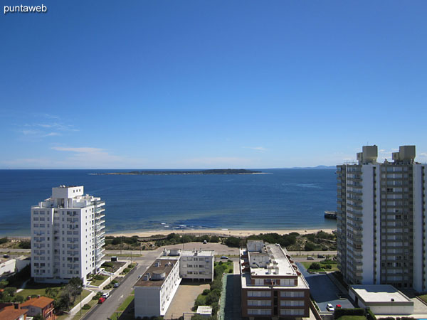 Vista hacia la bahía de Punta del Este desde la terraza del segundo piso del dúplex.