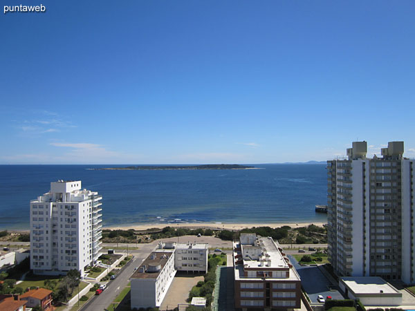 Vista hacia la baha de Punta del Este desde la terraza del segundo piso del dplex.