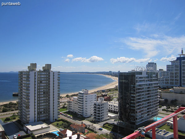 Vista hacia la baha de Punta del Este desde la terraza del segundo piso del dplex.