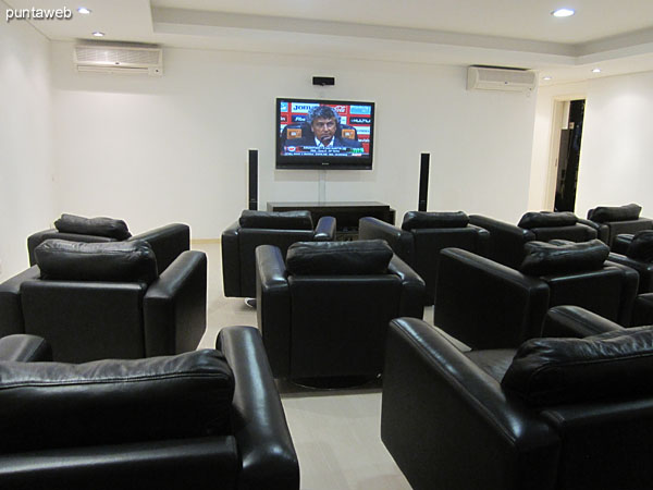 Microcine. Located on the ground floor on the north side before accessing the environment heated pool and spa.