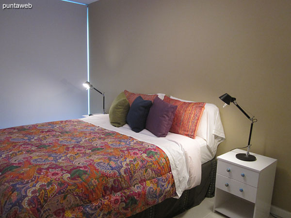 Detalle del sommier individual en el medio dormitorio.