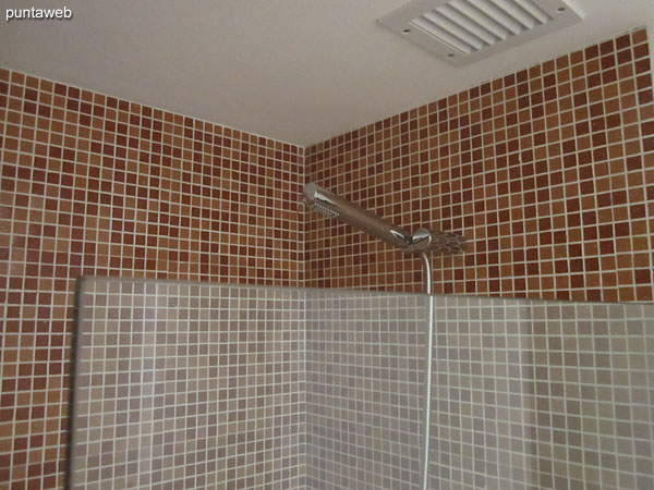 Detalle del vanitory doble en la suite.