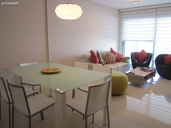 General view of the living room of the apartment from the entrance to the window that provides access to the terrace balcony.<br><br>To the left of the image access to the open kitchen through a bar.