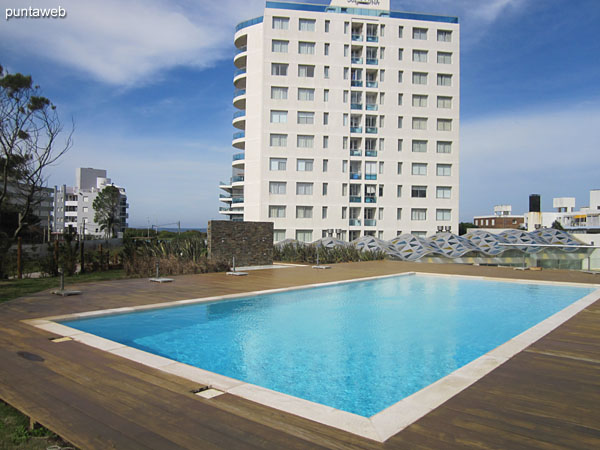 Fachada del edificio desde el deck de madera donde se encuentran las piscinas al aire libre.