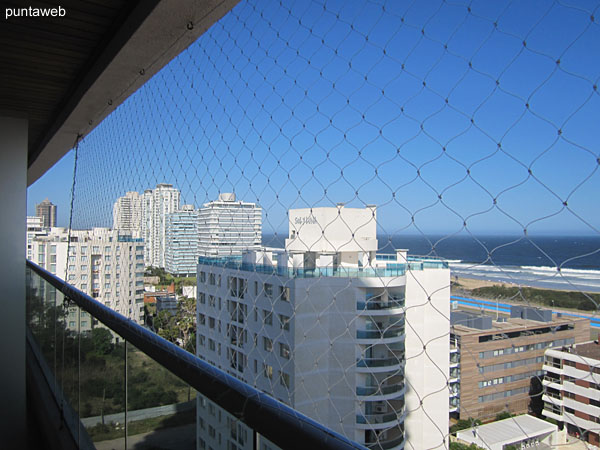 Vista hacia la playa Brava sobre el océano Atlántico desde el balcón terraza del apartamento.