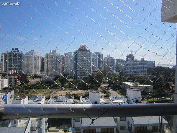 Vista hacia el suroeste hacia la pennsula de Punta del Este desde el balcn terraza del apartamento.